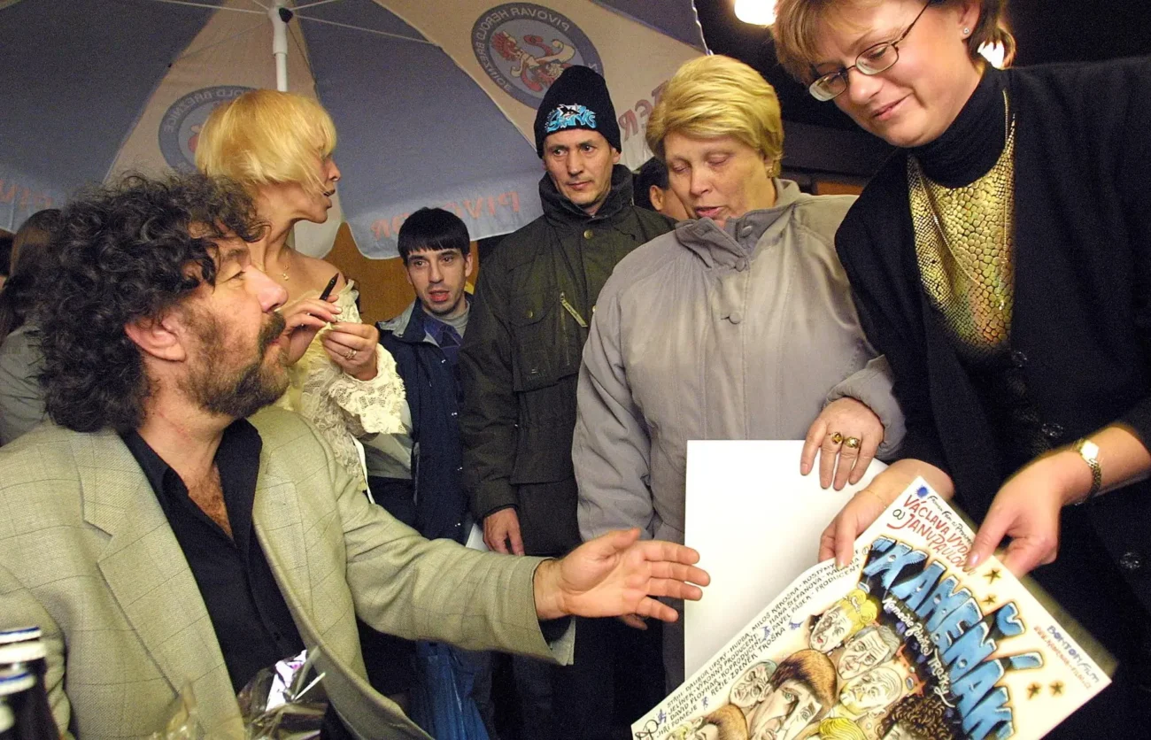 profimedia-0081022805 | TVGURU.cz Zdeněk Svěrák sedí naproti fanouškům.