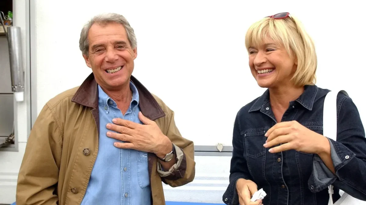 Dva herci z Kameňáku stojí vedle sebe a smějí se.