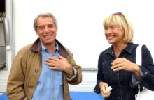 Dva herci z Kameňáku stojí vedle sebe a smějí se.