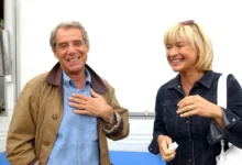 Dva herci z Kameňáku stojí vedle sebe a smějí se.