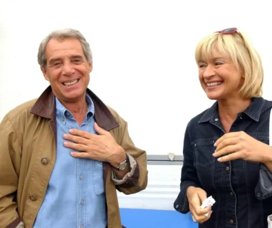 Dva herci z Kameňáku stojí vedle sebe a smějí se.