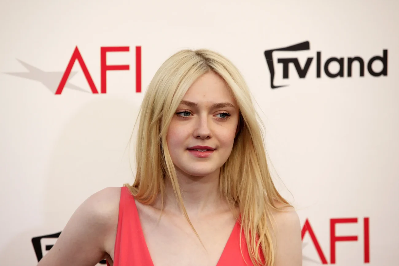 Dakota Fanning se usmívá. 