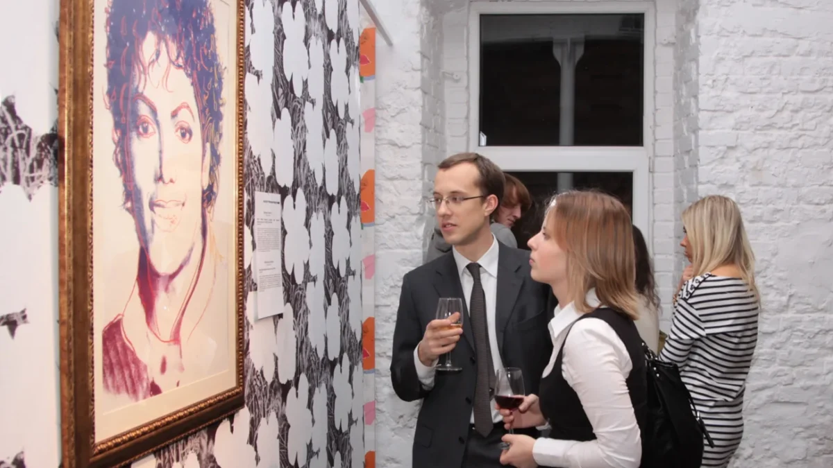 Muž se ženou se dívají na obrázek Michaela Jacksona.