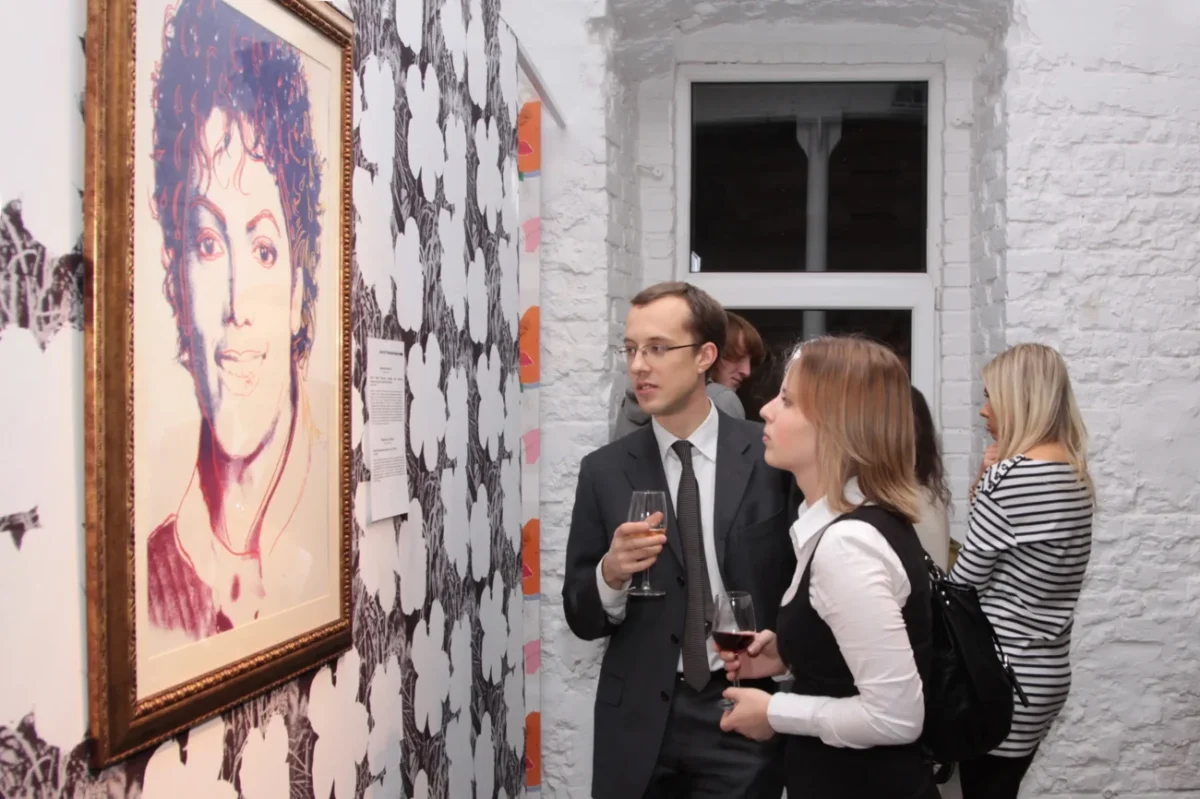 Muž se ženou se dívají na obrázek Michaela Jacksona.