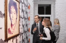 Muž se ženou se dívají na obrázek Michaela Jacksona.