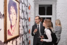 Muž se ženou se dívají na obrázek Michaela Jacksona.