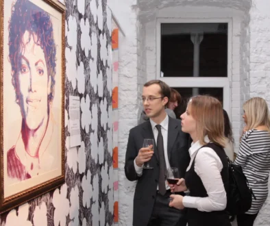 Muž se ženou se dívají na obrázek Michaela Jacksona.