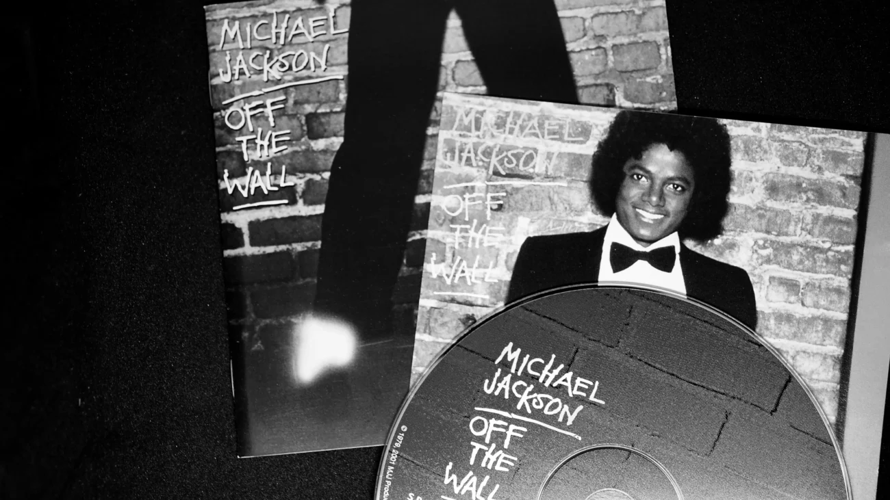 Černobílá fotka desek Michaela Jacksona