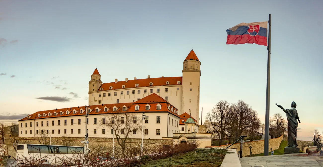 U bratislavského hradu visí slovenská vlajka. 