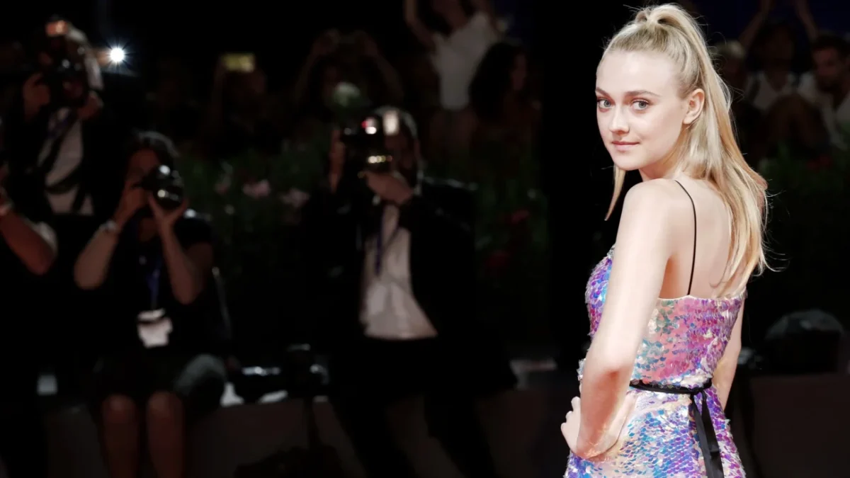 Dakota Fanning pózuje novinářům.