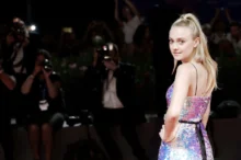 Dakota Fanning pózuje novinářům.