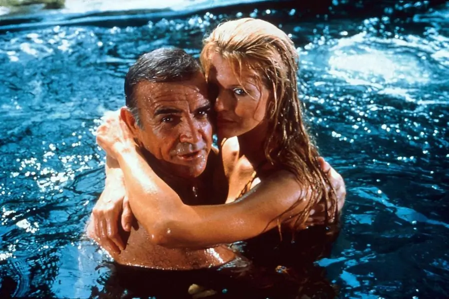 Sean Connery v roli Jamese Bonda s hereckou kolegyní. 