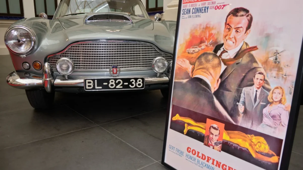 Auto a plakát k filmu Goldfinger.