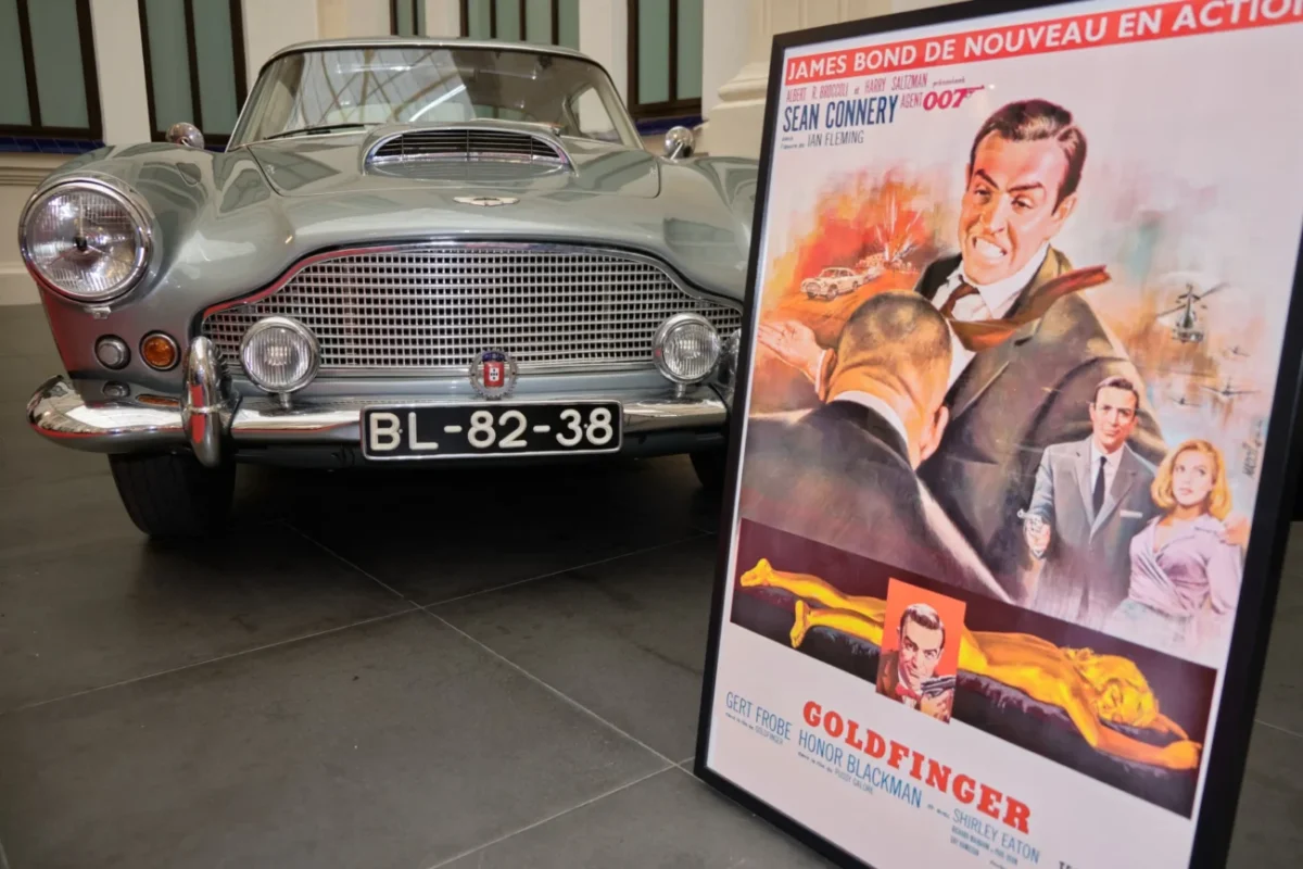 Auto a plakát k filmu Goldfinger.