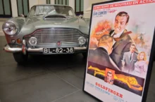 Auto a plakát k filmu Goldfinger.