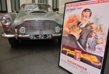 Auto a plakát k filmu Goldfinger.