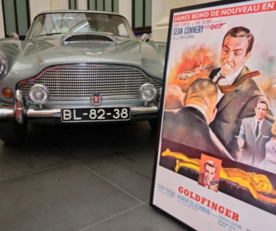 Auto a plakát k filmu Goldfinger.