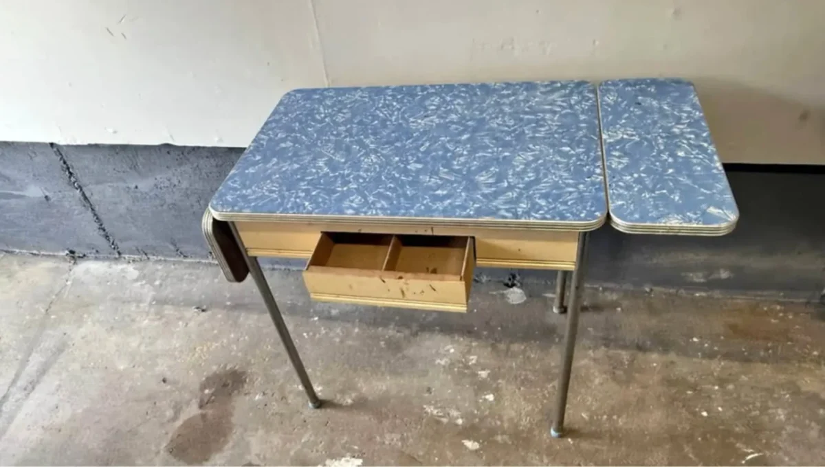 starý stůl se šuplíkem