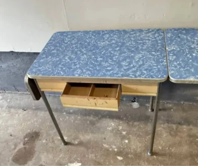 starý stůl se šuplíkem