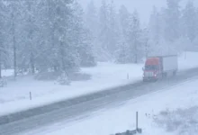 auto jede po zasněžené silnici