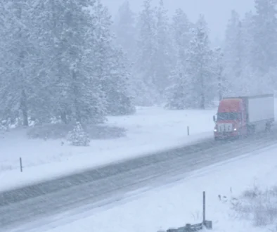 auto jede po zasněžené silnici