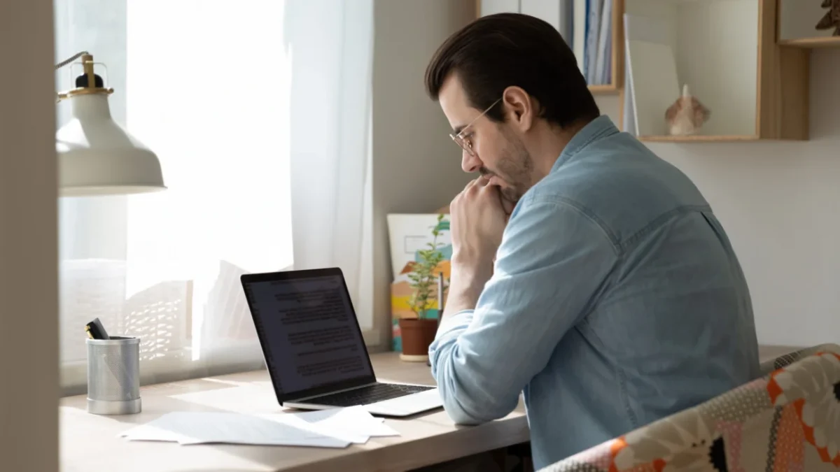 muž vyplnuje kvíz na počítači