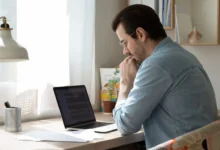 muž vyplnuje kvíz na počítači