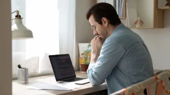 muž vyplnuje kvíz na počítači