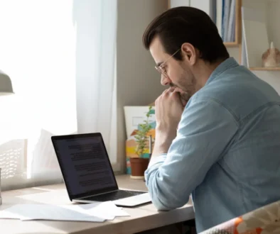 muž vyplnuje kvíz na počítači