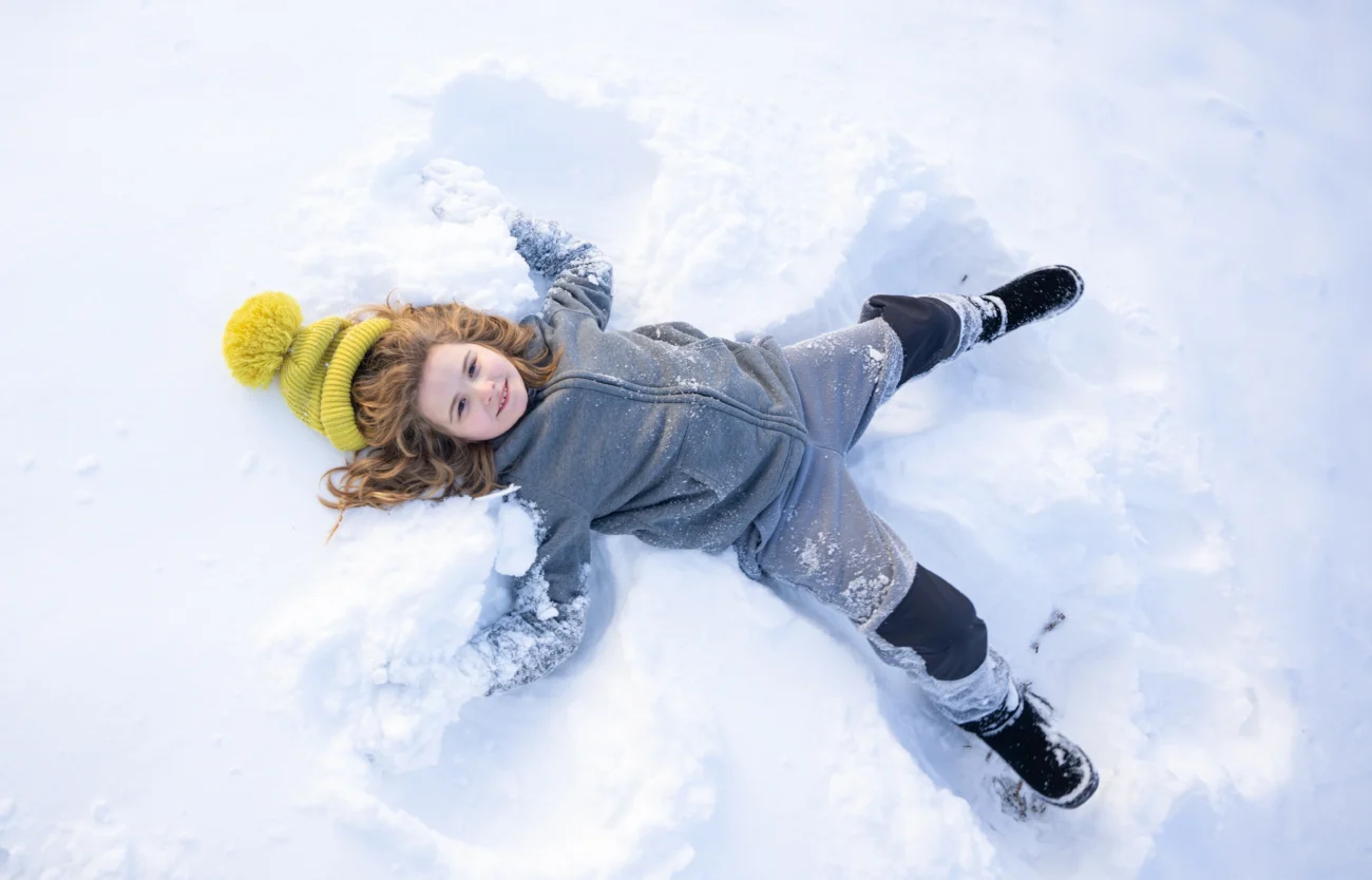 šťastné dítě ve sněhu