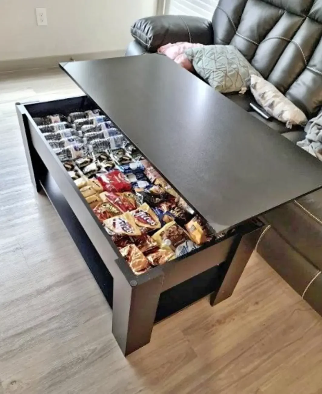 Dobrotami nacpaný konferenční stolek.