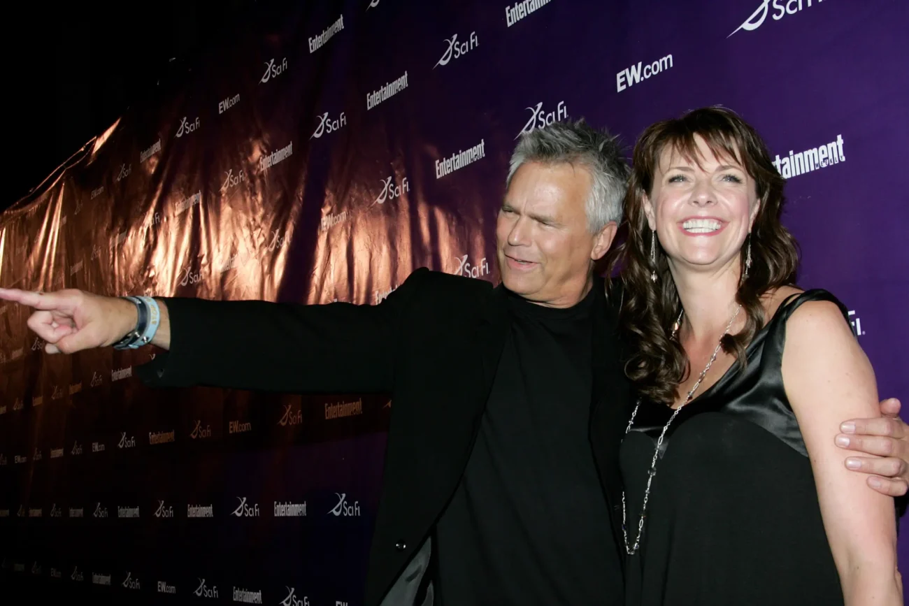 Richard Dean Anderson a Amanda Tapping stojí vedle sebe a smějí se.
