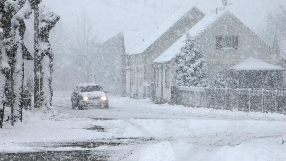 Husté sněžení na vesnici.