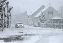 Husté sněžení na vesnici.