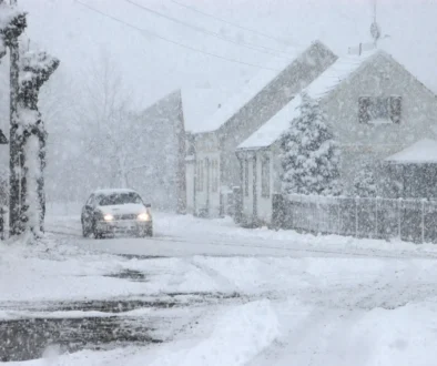 Husté sněžení na vesnici.
