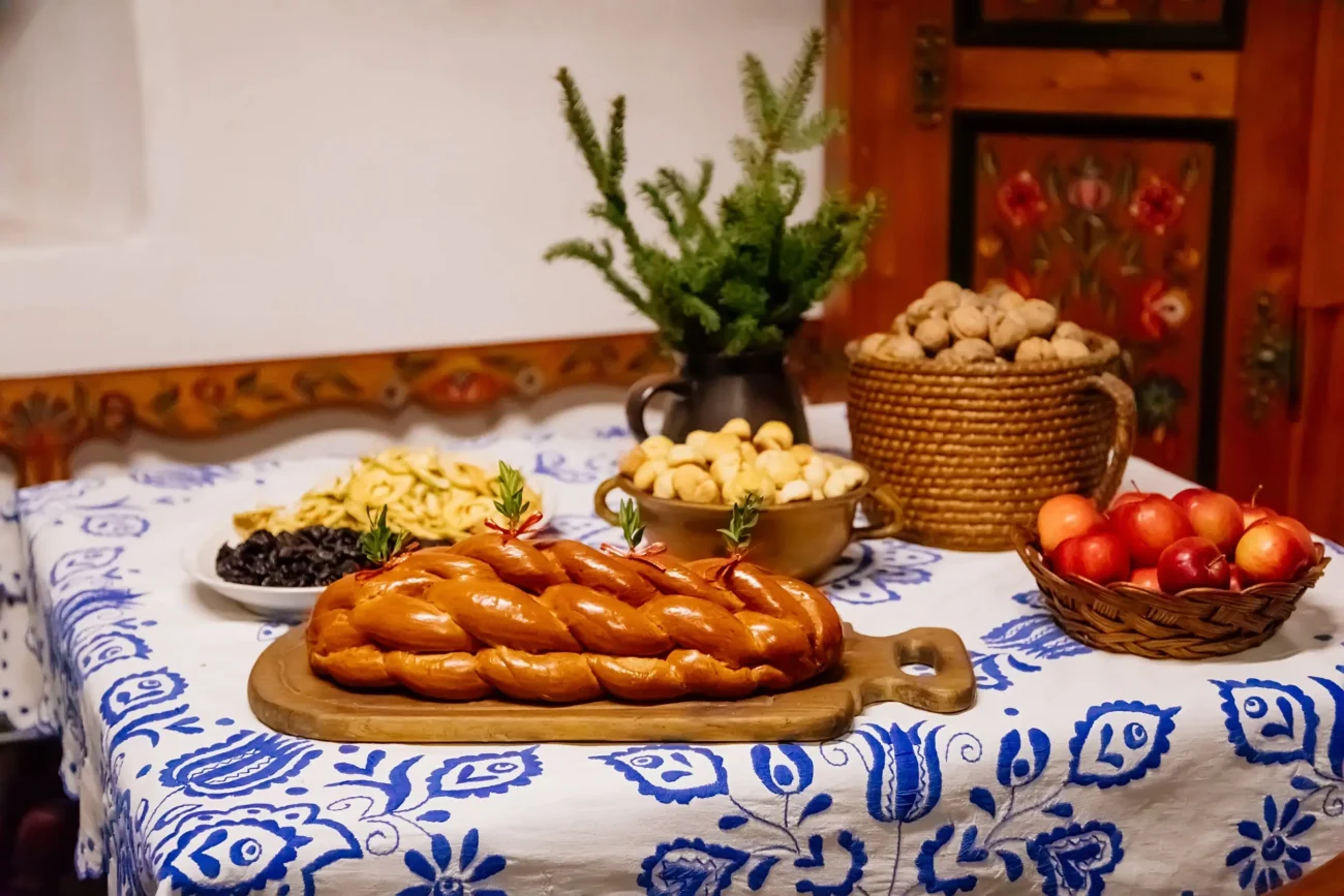 shutterstock_1889560924-min | TVGURU.cz vánočka na stole