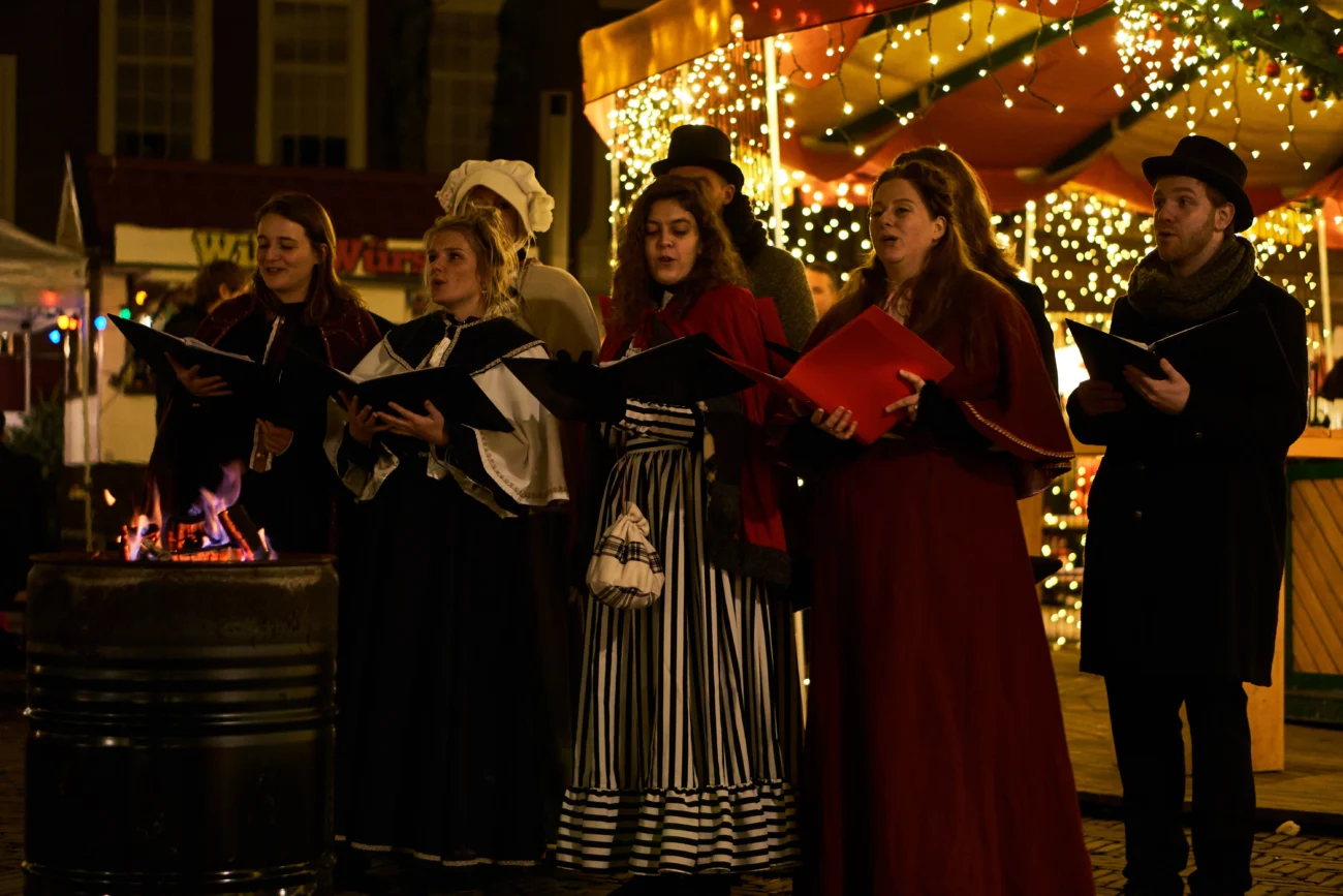 shutterstock_1263424765 | TVGURU.cz zpívání vánočních písní