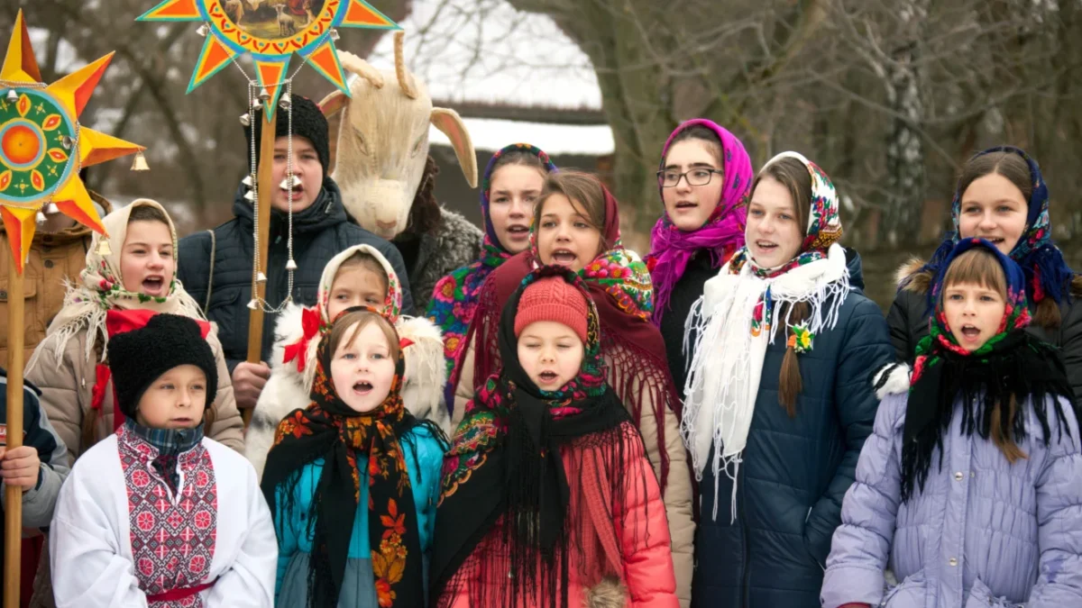 děti zpívají vánoční koledy venku