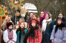 děti zpívají vánoční koledy venku