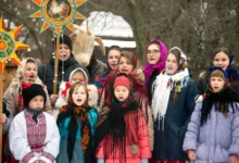 děti zpívají vánoční koledy venku