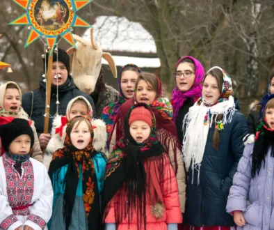 děti zpívají vánoční koledy venku