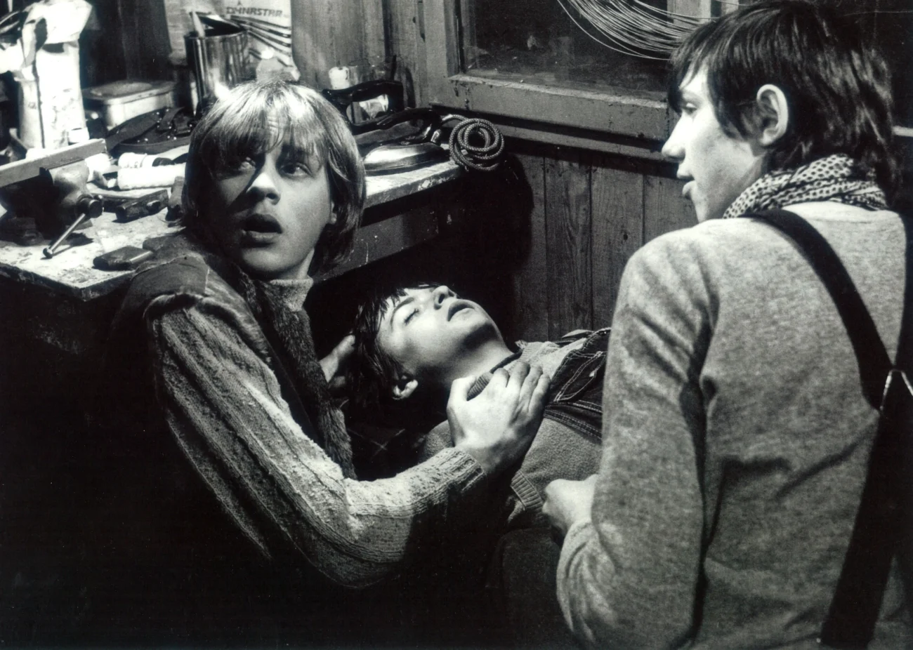 Černobílá fotografie z filmu Sněženky a machři. 