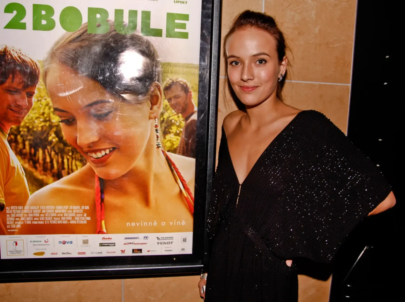Tereza Ramba stojí u plakátu filmu 2Bobule.