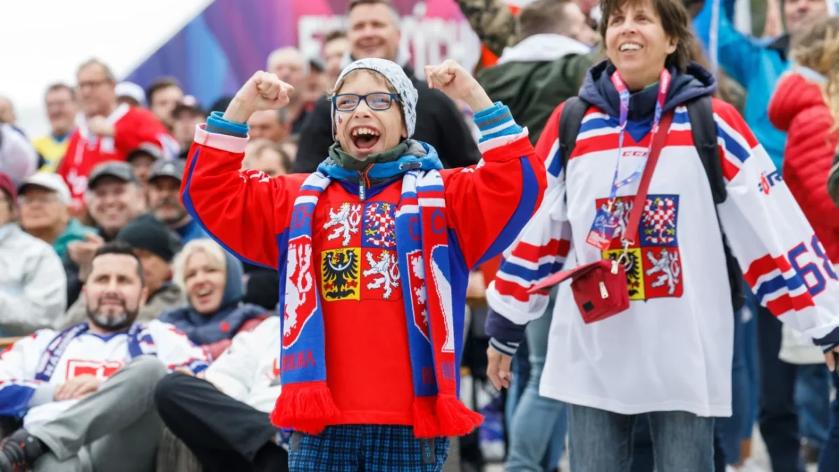 Čeští hokejoví fanoušci se radují.