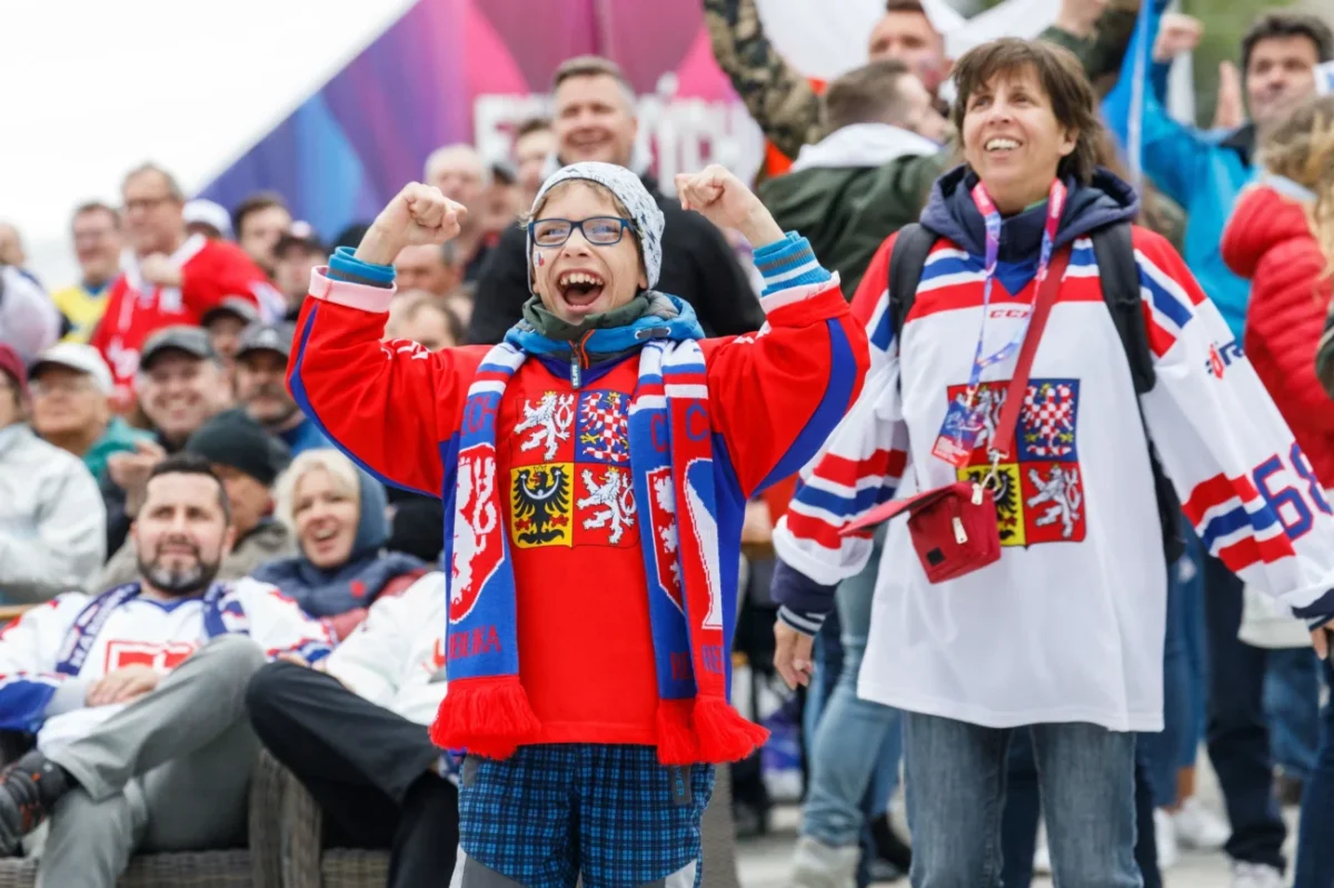 Čeští hokejoví fanoušci se radují.