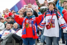 Čeští hokejoví fanoušci se radují.