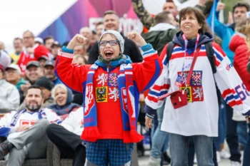 Čeští hokejoví fanoušci se radují.