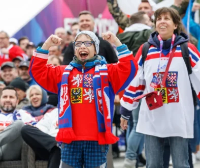 Čeští hokejoví fanoušci se radují.