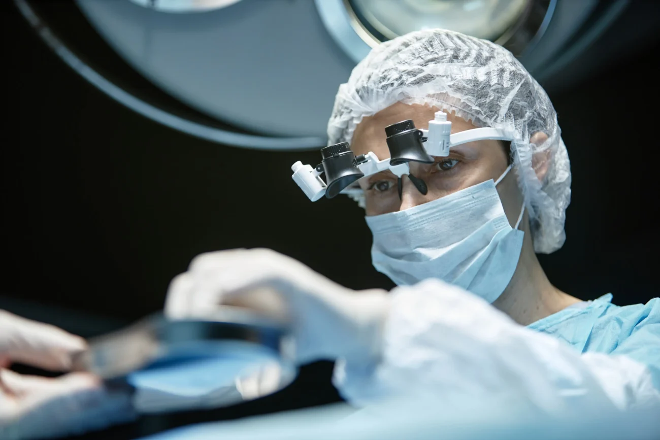 Lékař na chirurgickém sále. 