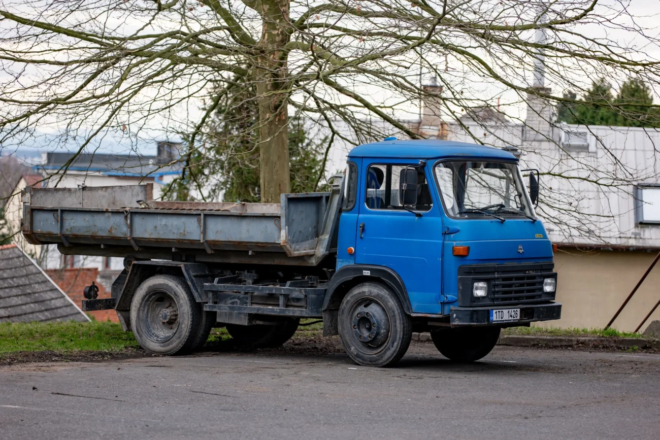 Staré nákladní auto. 